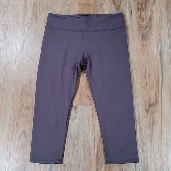 🔺️Fabletics Gray "Salar" Capri Athletic Pants Medium - Picture 3 of 9